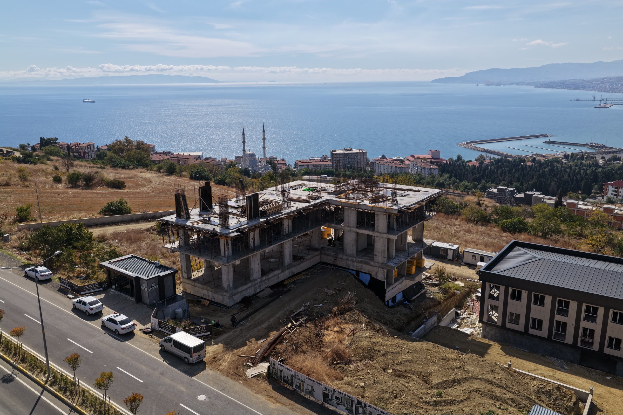 AYD Yelken şantiyesi, deniz kıyısında betonarme karkas